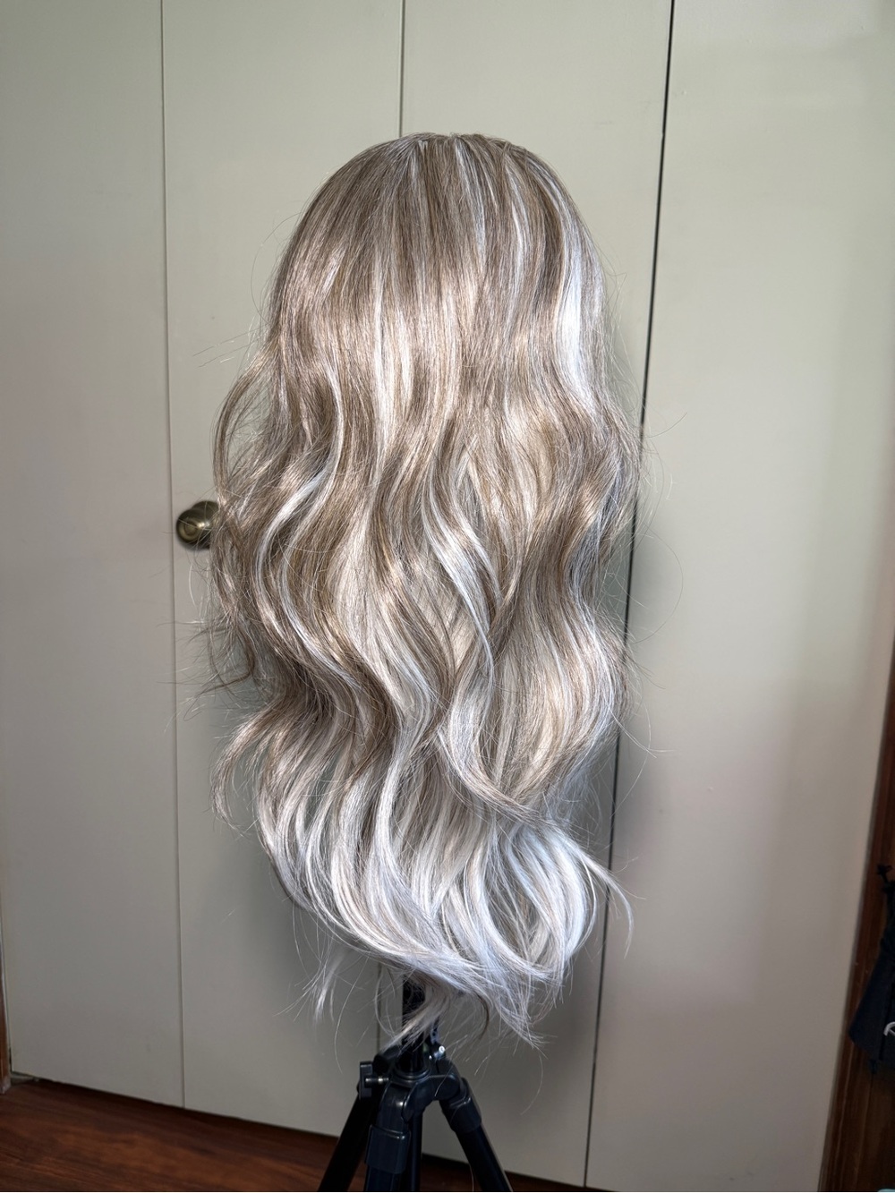 Grey highlight 13x6 lacefront synthetic wig 22inch NEW!! - Picture 5 of 9